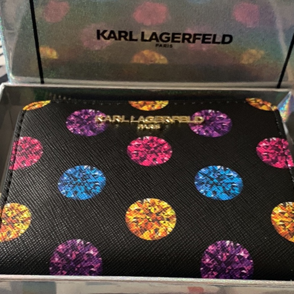 Cute small wallet to keep your cards organized